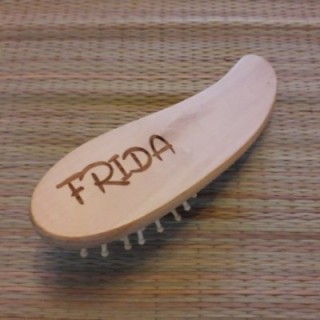 Puidust juuksehari väike personaalse graveeringuga