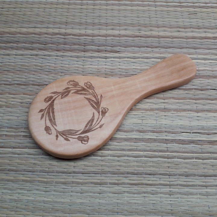 Деревянное карманное зеркальце  с индивидуальной гравировкой