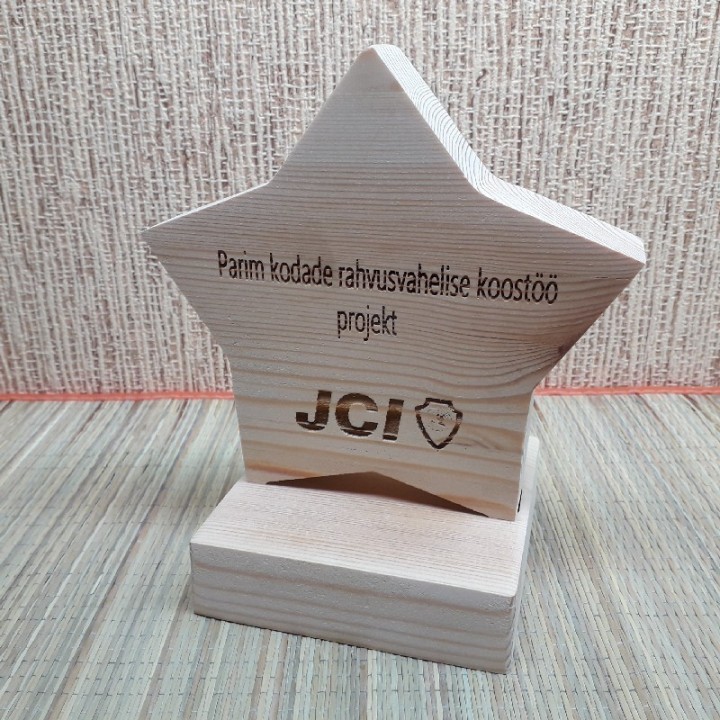 Деревянная награда с индивидуальной гравировкой