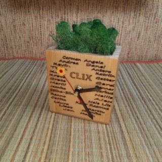 Деревянные настольные часы  с мхом с индивидуальной гравировкой