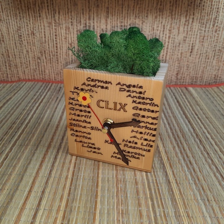 Деревянные настольные часы  с мхом с индивидуальной гравировкой