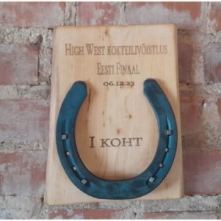 Подкова на подставке с индивидуальной гравировкой