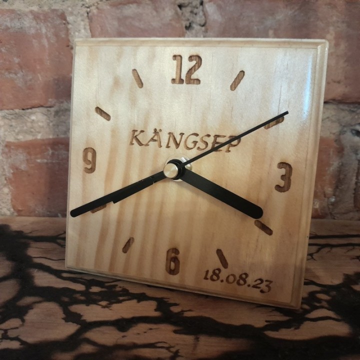 Деревянные настольные часы  с индивидуальной гравировкой