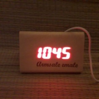 Деревянные цифровые настольные часы кубик с индивидуальной гравировкой