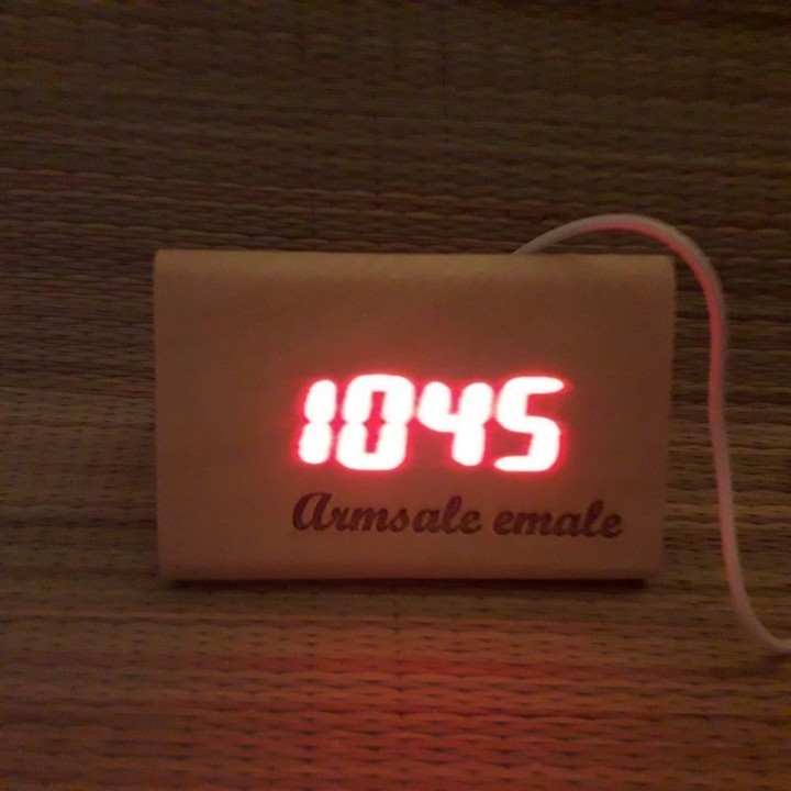 Деревянные цифровые настольные часы кубик с индивидуальной гравировкой