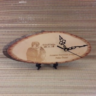 Puidust käsitöö kell personaalse graveeringuga