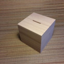 Деревянная копилка кубик с индивидуальной гравировкой