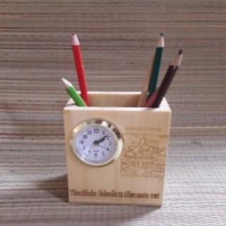 Puidust käsitöö kell hoiukarp personaalse graveeringuga