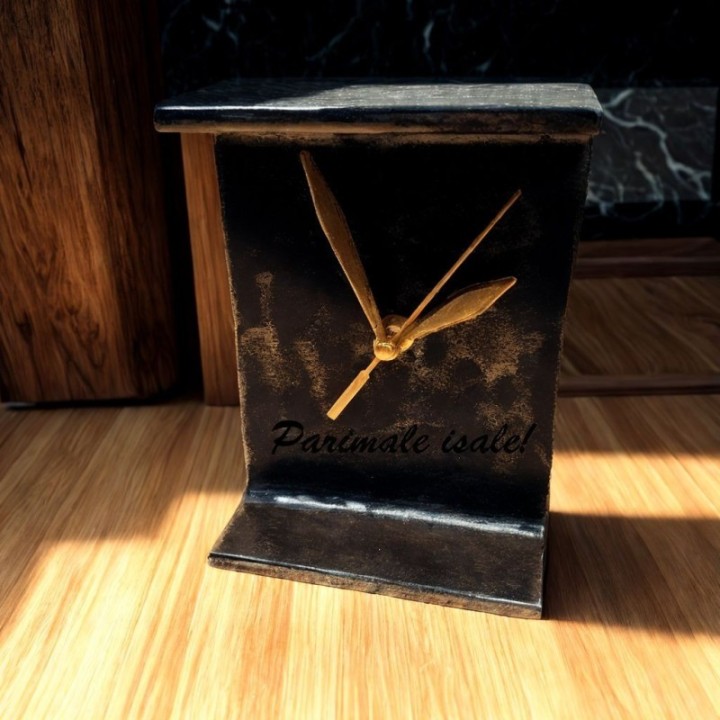 Стильные настольные часы  с индивидуальной гравировкой