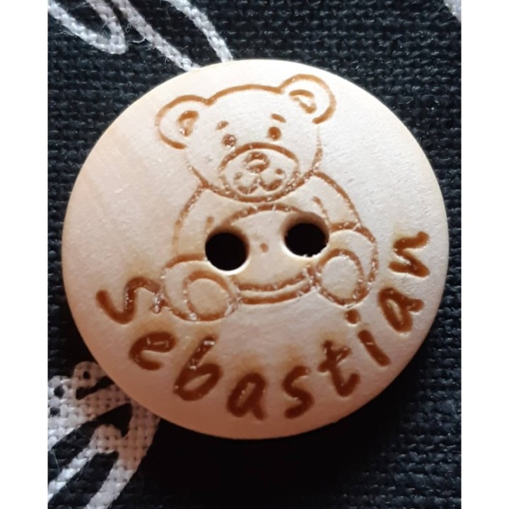 Деревянная пуговица с индивидуальной гравировкой