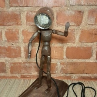 Деревянная лампа человек с индивидуальной гравировкой