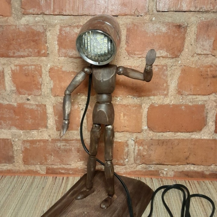 Деревянная лампа человек с индивидуальной гравировкой