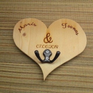 Деревянная ключница с индивидуальной гравировкой