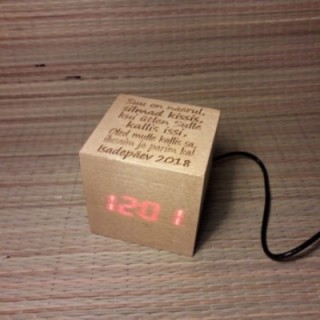 Digitaalne käsitöö kell puidust klots personaalse graveeringuga