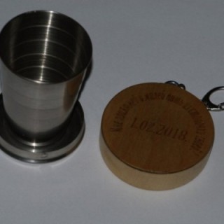 Деревянный складной стаканчик из стали брелок с индивидуальной гравировкой