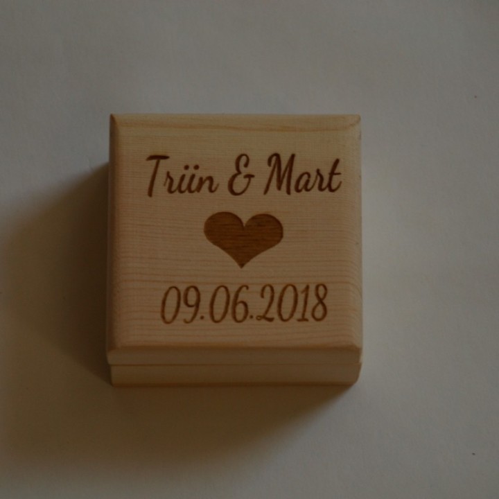 Деревянная подарочная коробка для кольца 6 x 6 x 3,5 cm с индивидуальной гравировкой