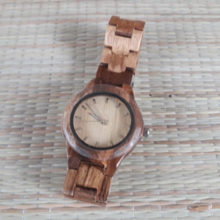 Puidust käekell  personaalse graveeringuga