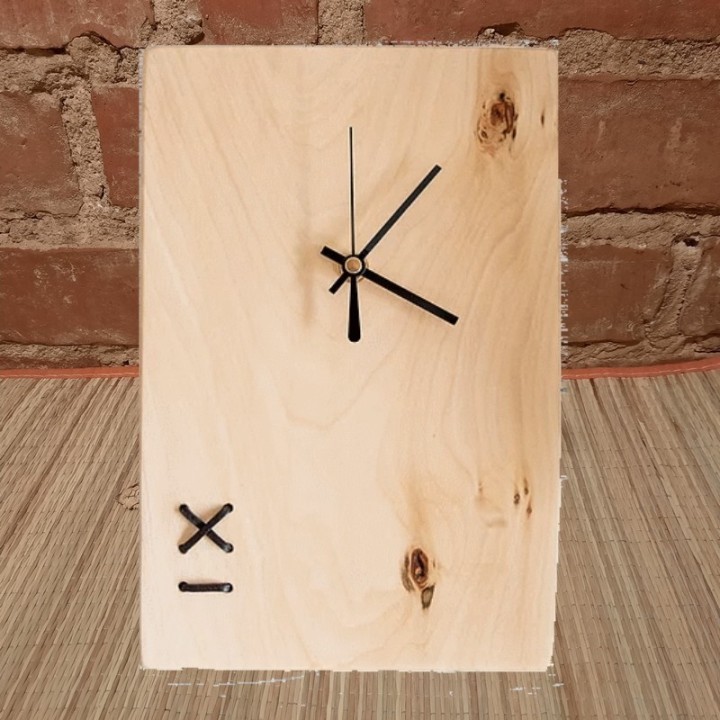 Деревянные настенные часы с индивидуальной гравировкой