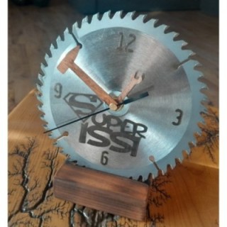 Стильные металлические часы ручной работы с персональной гравировкой