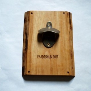 Деревянная открывалка на стену с индивидуальной гравировкой