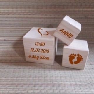 Деревянный кубик  на смотрины с индивидуальной гравировкой