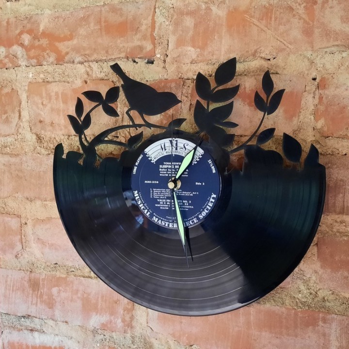 Индивидуальные настенные часы из виниловой пластинки