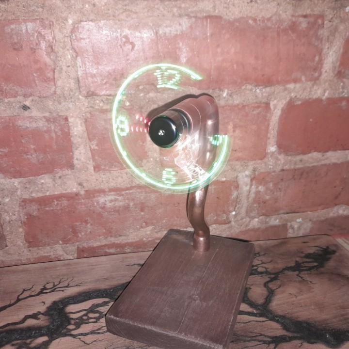 Стильные цифровые часы ручной работы с персональной гравировкой