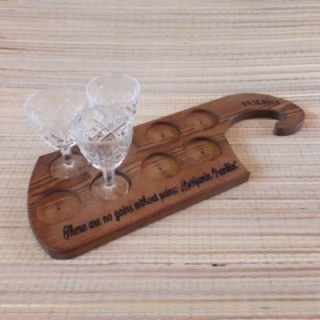 Деревянная сервировочная доска с рюмками с индивидуальной гравировкой