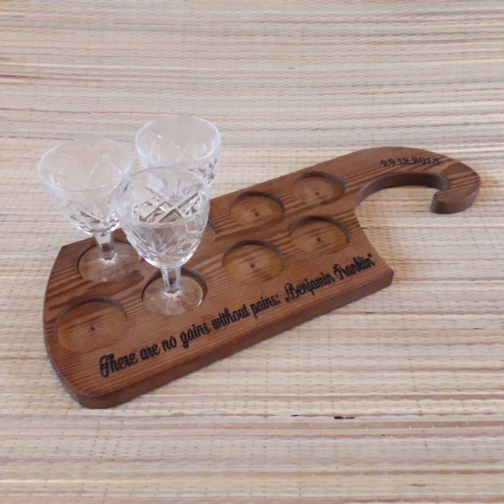 Деревянная сервировочная доска с рюмками с индивидуальной гравировкой