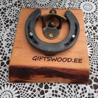 Открывашка с подковой и индивидуальной гравировкой