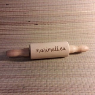 Деревянная маленькая скалка с индивидуальной гравировкой