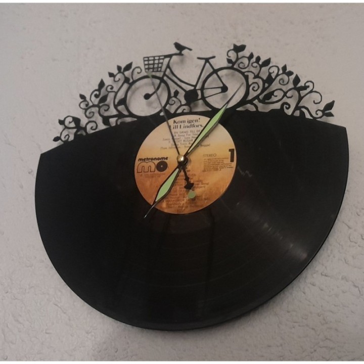 Индивидуальные настенные часы из виниловой пластинки