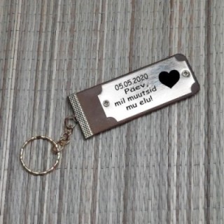 Брелок из кожи с металическойтбиркой и с индивидуальной гравировкой