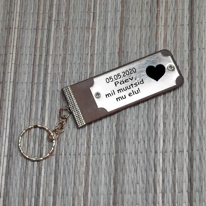 Брелок из кожи с металическойтбиркой и с индивидуальной гравировкой