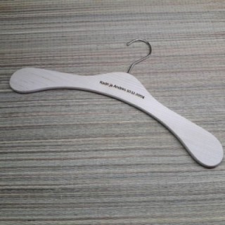 Puidust riidepuu personaalse graveeringuga