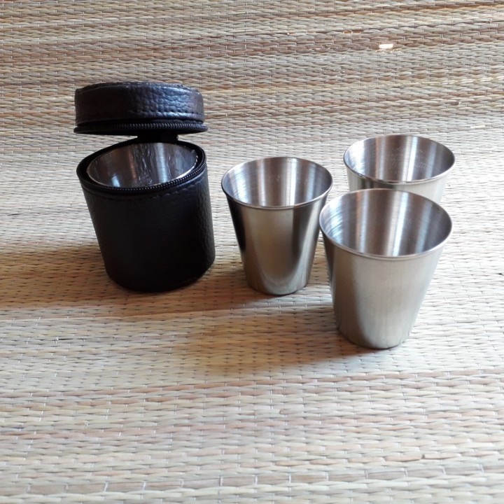 Комплект рюмок из стали в кожаной сумке с индивидуальной гравировкой