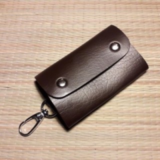 Брелок из кожи с индивидуальной гравировкой