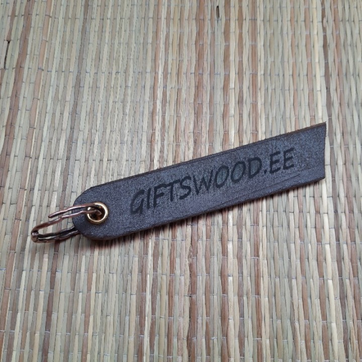 Брелок из кожи с индивидуальной гравировкой
