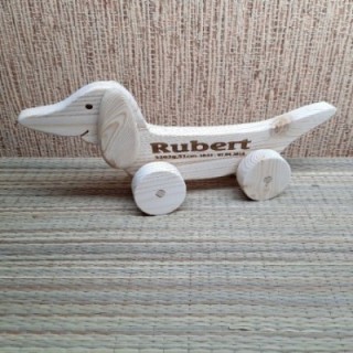 Деревянная собака с индивидуальной гравировкой