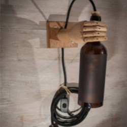 Лампа ручной работы деревянная рука с бутылкой с гравировкой