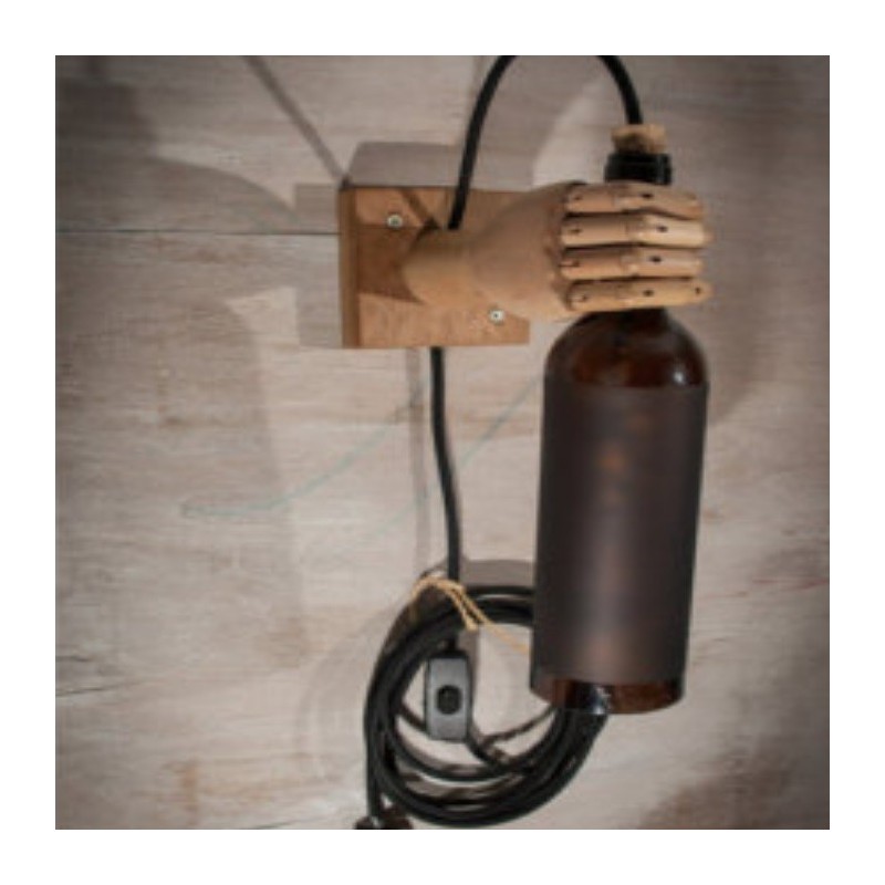 Лампа ручной работы деревянная рука с бутылкой с гравировкой