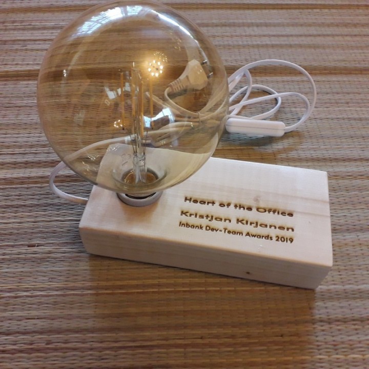 Деревянная лампа кубик с индивидуальной гравировкой