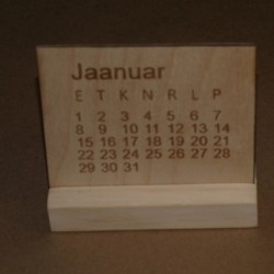 Puidust laua kalender personaalse graveeringuga