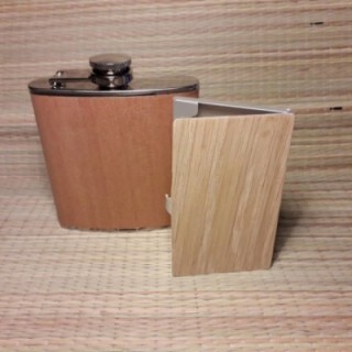 Комплект фляжка и зажигалка тесла декорирована деревом с индивидуальной гравировкой