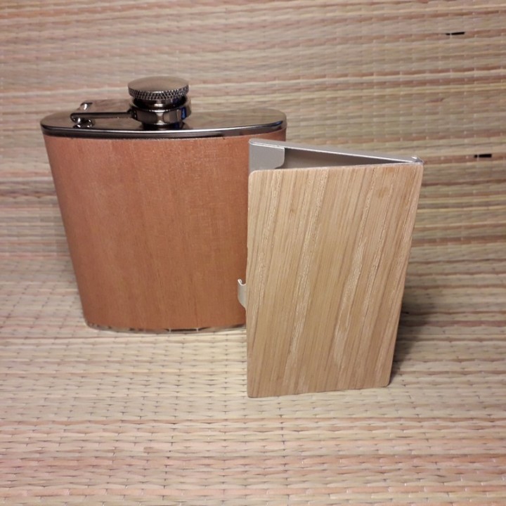 Комплект фляжка и зажигалка тесла декорирована деревом с индивидуальной гравировкой