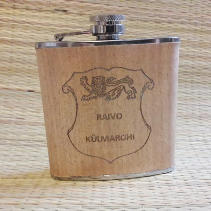 Фляжка в древесине с индивидуальной гравировкой