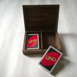 UNO kaardid puidust karbis personaalse graveeringuga