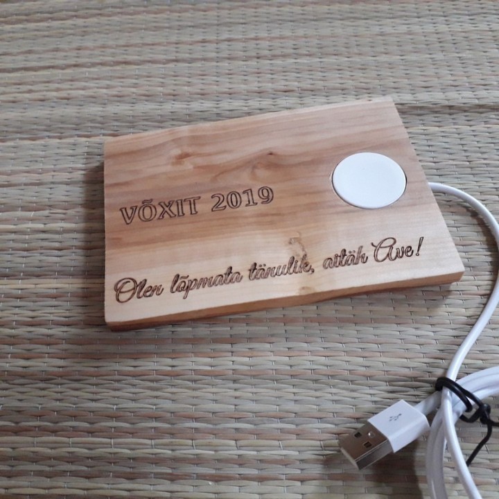 Беспроводная зарядка для Apple watch с индивидуальной гравировкой