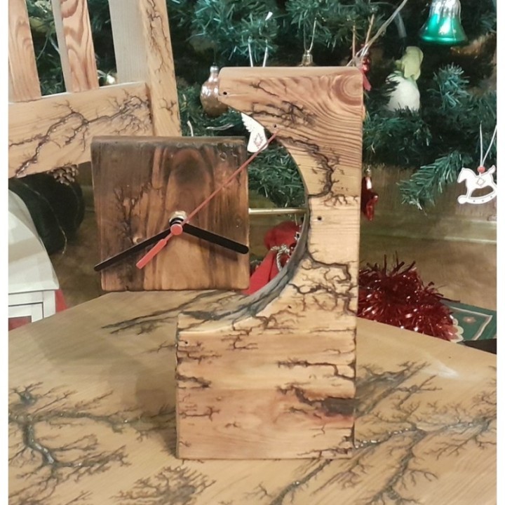 Стильные часы ручной работы с персональной гравировкой