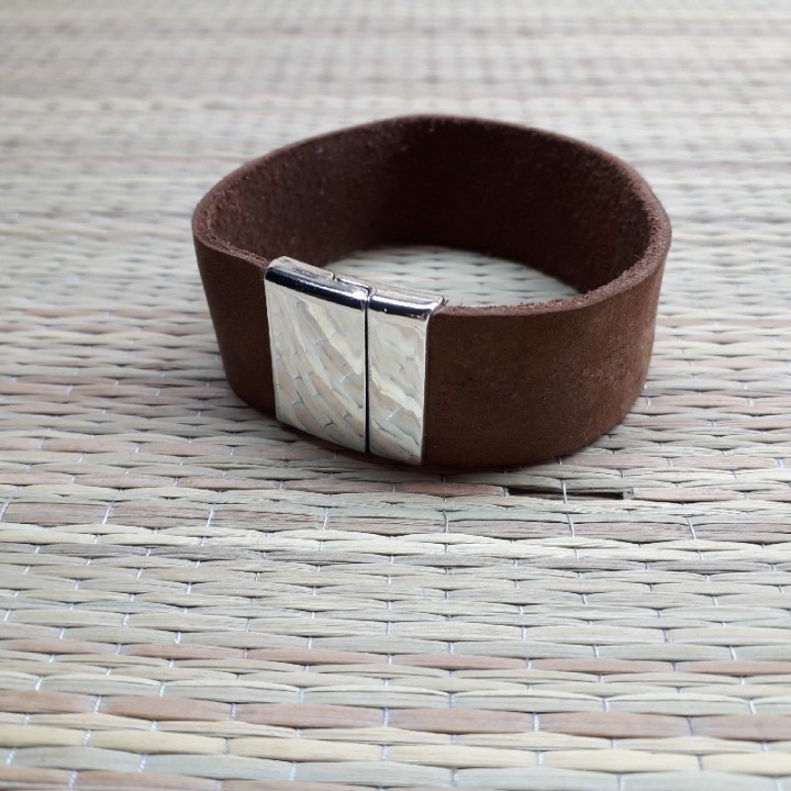 Браслет из кожи  с индивидуальной гравировкой